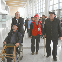 重阳节：载着老人游机场